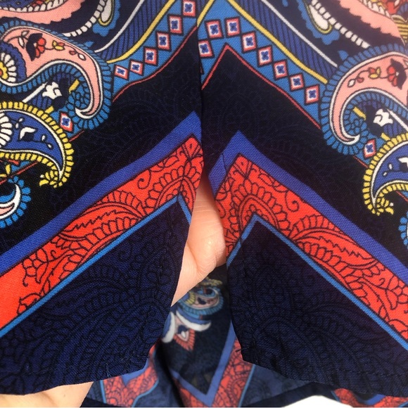 Skies are Blue V-Neck Sleeveless Blouse with Cut Out Back Detail Size 1X - Picture 4 of 8